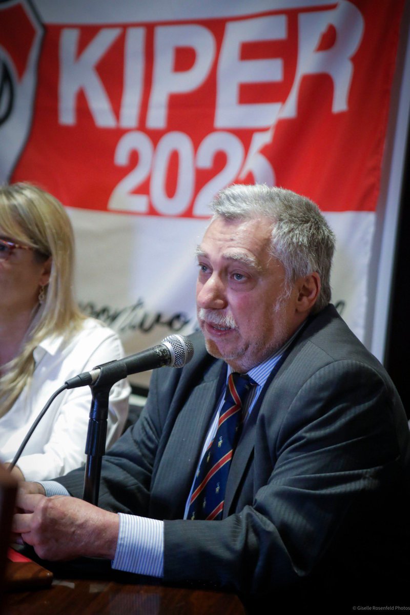 kiperdaniel's tweet photo. El Frente River Campeón, Deportivo y Social presentó a sus candidatos y propuestas: Daniel Kiper, candidato a presidente

Ayer, en el histórico Club del Progreso, Kiper expresó que “ se había cumplido un ciclo”
El  Frente River, Campeón Deportivo y Social realizó la presentación oficial de su lista de candidatos y propuestas de cara a las elecciones del Club Atlético River Plate.

La Lista 5 estará encabezada por Daniel Kiper, reconocido abogado y dirigente del club de larga  trayectoria, quien se postula como candidato a presidente. Lo acompañarán:

Claudio Piñeiro – Vicepresidente 1º
Erika Bedners – Vicepresidente 2º
Adelina Verdicchio – Vicepresidente 3º
Carlos Lancioni - Presidente Comisión revisora de cuenta
 
Kiper expresó que “ se había cumplido un ciclo“, “el ciclo de esta dirigencia ha llegado a su fin”, “el ciclo del modelo corporativo debe terminar“.  
Al tiempo que anuncio cambios en la política de fútbol, y en la integración del Consejo de fútbol que será removido. 

Las propuestas

Durante la presentación, se anunciaron  diez ejes fundamentales que marcarán la gestión del Frente River en caso de ser elegido:

1 Fútbol del club, no de empresarios.
2 Inferiores primero: ídolos formados en casa.
3 Refuerzos jóvenes y con talento real.
4 Más espacios deportivos: 
Monumental vivo, con gimnasios y no oficinas.
5 Un lugar, un socio: tercera bandeja de las 4 tribunas será gratuita para los socios.
6 Apoyo real a los deportes amateurs.
7 Transparencia absoluta en las cuentas del club. Publicación en la Web
8 Defensa de los socios frente a sanciones arbitrarias: Derecho de admisión.
9 Un fútbol ofensivo con sello River.
10 River presente en los barrios y provincias con sedes deportivas y sociales..

“Queremos a River. Queremos lo mismo que los socios: un River campeón en lo futbolístico y un club deportivo, social y grande para su gente, no para los mercados”, señaló Kiper..

Agregó qué: 

* River debe hacer historia, no sólo Plata. Por tanto, los chicos formados en River, y que la rompen, deberán romperla con nuestra camiseta.

* No hay deportes chicos para el club más grande. Todas las disciplinas tendrán nuestro apoyo, un lugar y presupuesto. 

El evento fue una oportunidad para que la prensa conozca de primera mano el proyecto del Frente River campeón, deportivo, y Social que propone devolverle al socio el lugar que merece en el Monumental y en la vida institucional del club, con un modelo participativo, deportivo y transparente.

Frente River Campeón, Deportivo y Social

⚪🔴 Queremos a River 🔴⚪