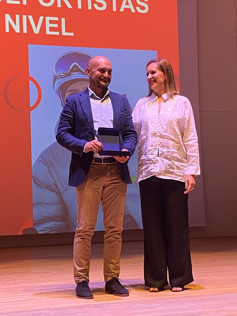 Fac_Deporte_UGR's tweet photo. 🏆La @CienciasDeporteUGR, campeona absoluta del Trofeo Rector en la II Gala del Deporte UGR.
💙 Orgullo de nuestra Facultad, referente en deporte y formación.
https://t.co/BsBrjzp1ZP
#facultaddeporteugr #TrofeoRector #UGR #canalugr https://t.co/OG4wIDU04X
