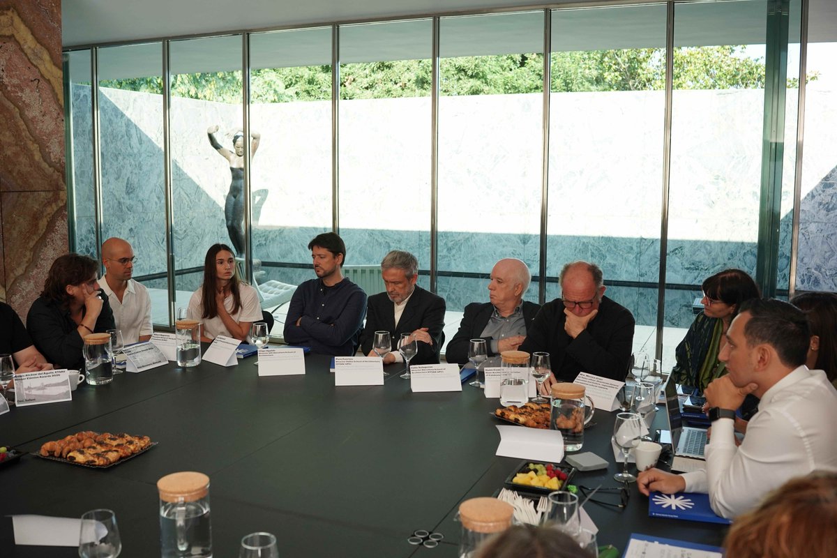 El 2026 Barcelona serà Capital Mundial de l'Arquitectura.

Avui a @fundaciomies, el comissari 🇪🇺 @glennmicallef coneix els principals projectes de passat, present i futur de casa nostra.

S'ha reunit amb arquitectes per conèixer les necessitats i els reptes del sector català.