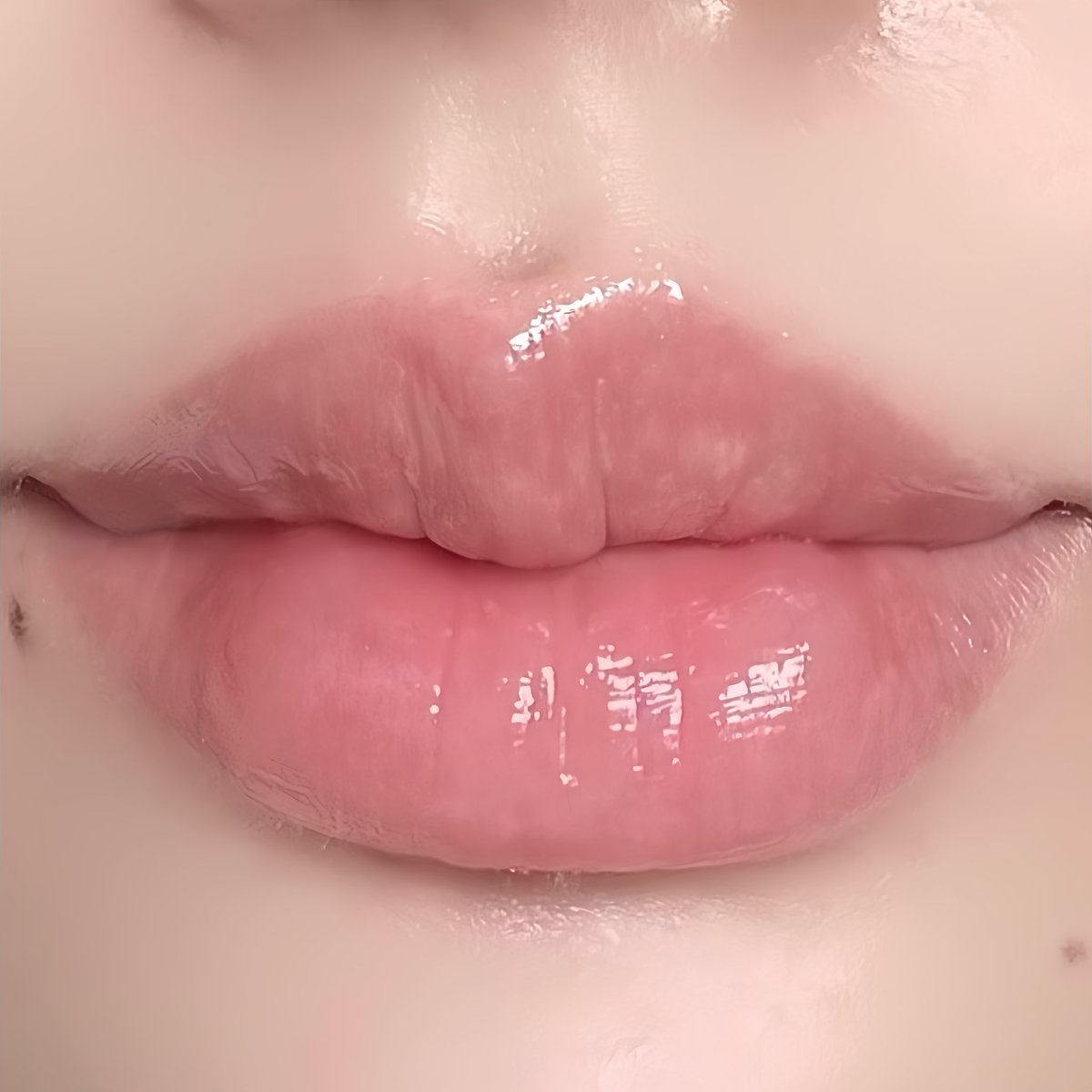 ลิปออยล์บำรุงไม่หนึบ ไม่เหนียวปาก🥺✨💋ให้QOOCOS อีกอันนนนใช้ซ้ำ อันนี้สีใหม่ อมชมพูระเรื่อน่ารักมากก ทานอนยังได้💖😘