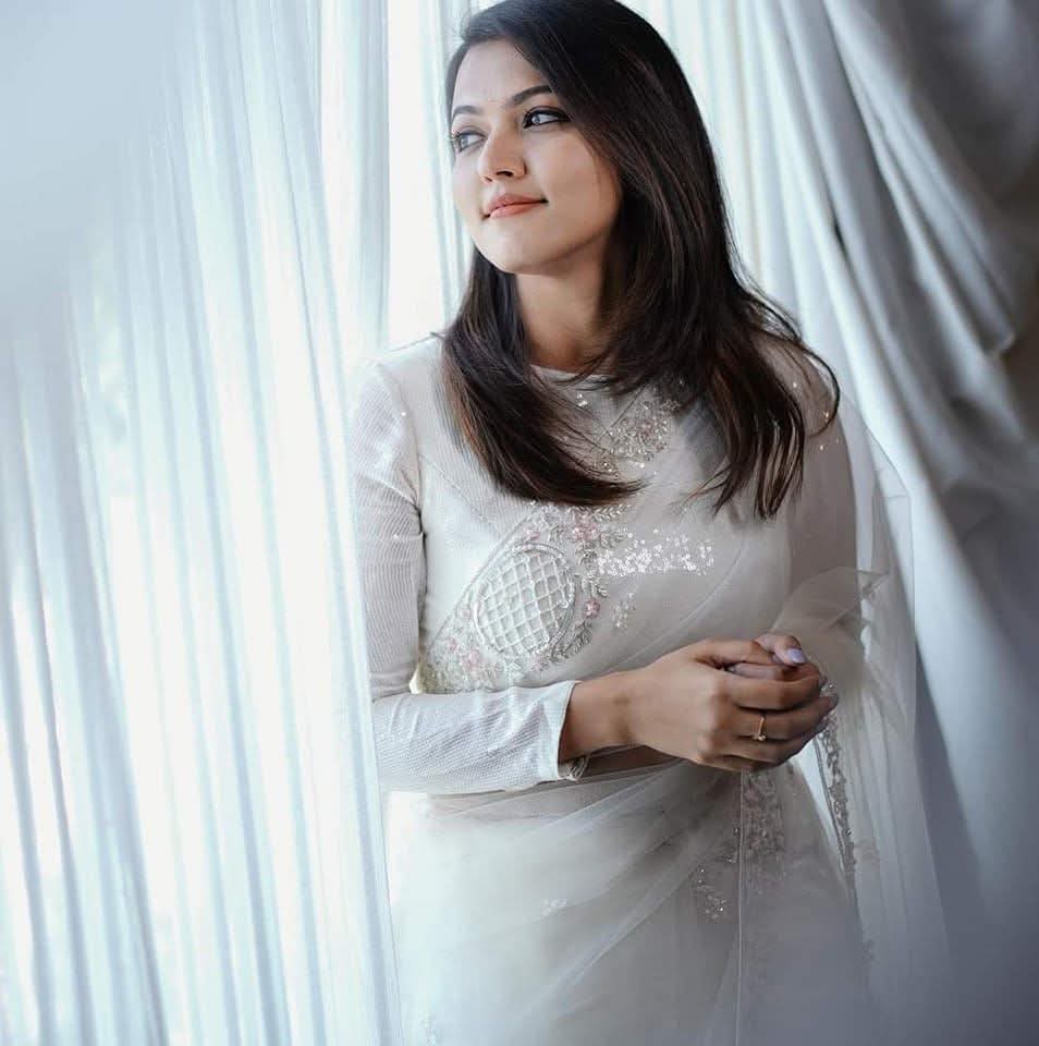 psycho_queen20's tweet image. இங்கே இங்கேயே 
என் அருகிலேயே தான் 
இருந்திருக்கிறாய்

கண்டுகொள்ள  இத்தனை
வருடங்கள் 
ஆகியுள்ளது !