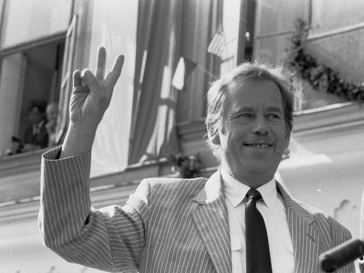 „Žádám vás snažně, abyste nepodpořili ty, kteří vám slibují, že všechno vyřeší za vás. Takoví lidé chtějí, abyste jen mlčeli, poslouchali a drželi krok. Žádám vás snažně, abyste nepodpořili ty, kteří mají diktátorské sklony, příliš často mění názory, nejsou schopni se domluvit s