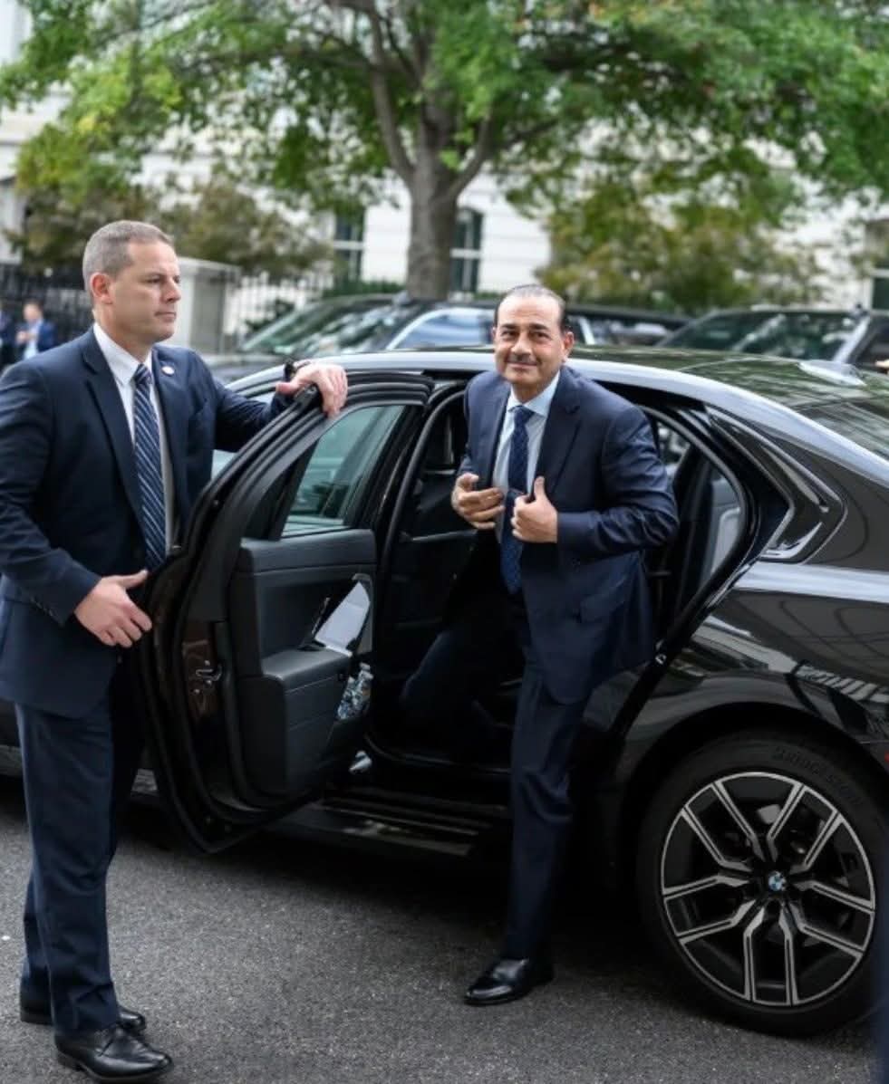 ایک سوال جو بہت سے لوگوں کے ذہنوں میں ہے:
دنیا کا سب سے مشہور آرمی چیف کون ہے؟

آرٹیفیشل انٹیلیجنس GROK اور ChatGBT کی تحقیق کے مطابق، فیلڈ مارشل سید عاصم منیر نہ صرف پاکستان بلکہ پوری مسلم دنیا کی طاقت و وقار کی علامت، اور دنیا کے سب سے معتبر و معروف آرمی چیف کے طور پر تسلیم کیے