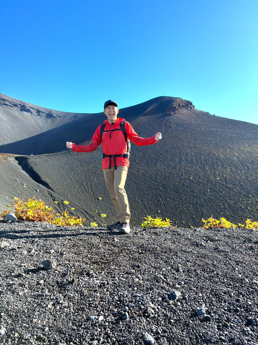 sokoyama_bsa's tweet image. 明日10月1日 (水) よる10時30分放送！

金子貴俊さんが富士山の中腹にある宝永山へ⛰️

宝永火口は富士山の山頂火口よりも大きく、その広大さを感じながら火口歩きを楽しみます🚶🏽‍♂️
富士山山頂を間近で望む迫力満点の登山🗻

是非ご覧ください👀

#そこ山 #金子貴俊 #BS朝日 #マムート #登山 #宝永山