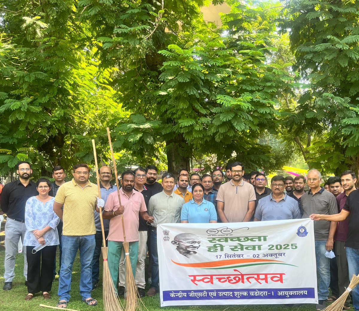 Under #SwachhataHiSeva2025, the Hon'ble Principal Commissioner of CGST &amp; CE Vadodara-1 led a campus cleaning drive, emphasizing sustainability and a cleaner India, inspiring collective efforts for environmental protection and a greener future.🌱#SwachhBharat #SHS2025 <a href="/cbic_india/">CBIC</a>