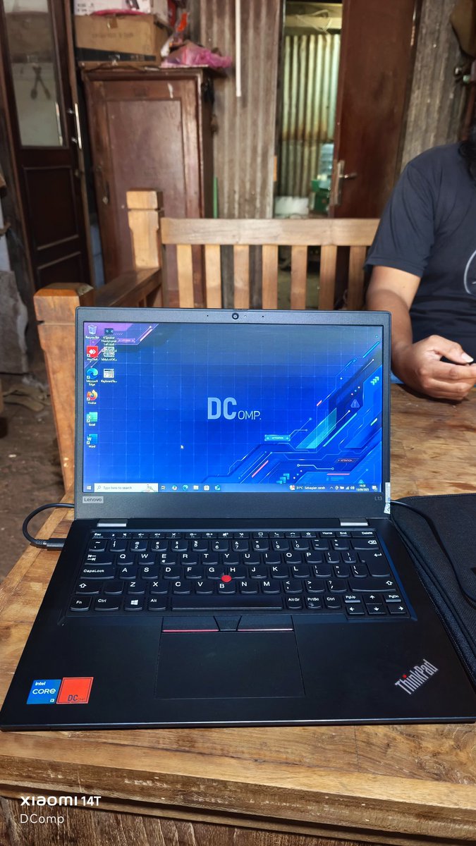 didepancangkir's tweet photo. Unit ini awalnya mau tak jadikan give away disini, tp bbrp hari lalu dtg bapak2 cari laptop untuk anaknya SMK. Beliau udah wa 7 bulan lalu dan baru kekumpul skrg. '..ini yah nduk udah bpk belikan sama mas nya, kamu gk perlu pinjem temen mu lagi,dijaga ya nduk,sekolah yg bener..' https://t.co/2hpzYxmypm