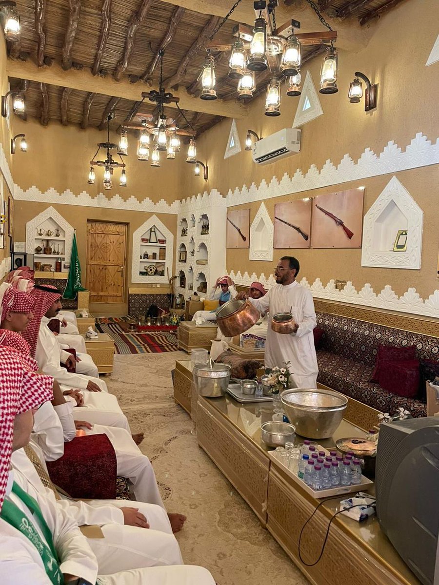 kareem_zulfi's tweet photo. ضمن الاحتفاء باليوم الوطني السعودي الـ٩٥ 🇸🇦 ..

شرفنا بزيارة كريمة من أ. غالب الملحم، ونخبة مميزة من طلابه من ثانوية طيبة، لمنتجع #جريبيعة في مركز سمنان بمحافظة #الزلفي.

اطلع الجميع على محتويات البيت وأركانه التراثية والبيئية.. https://t.co/qifynEk2rU