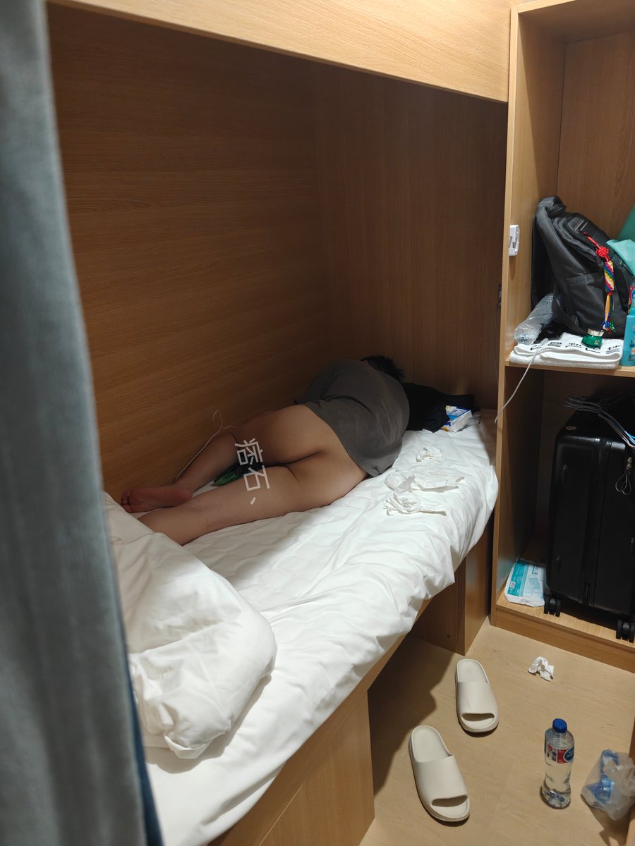 Henryoplm's tweet photo. 杭州之旅…这个小哥来来回的往我这边转，半夜突然醒了，然后我看到他没穿裤子坐了起来，我心想应该可能是吧😅不过我没好意思碰，有点可惜了 #青旅偷摸  #青旅偷拍 #青旅 https://t.co/pooNbQHSSE