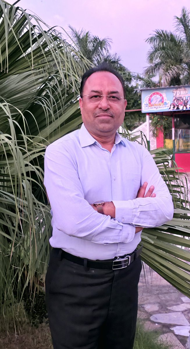 चराग़ बन के लड़ा हूँ  मैं जब अंधेरों से
क़दम क़दम पे हवाओं ने दम बढ़ाया है

#मोहम्मद_अली_साहिल
<a href="/mohd_ali_sahil/">Mohammad Ali Sahil</a>