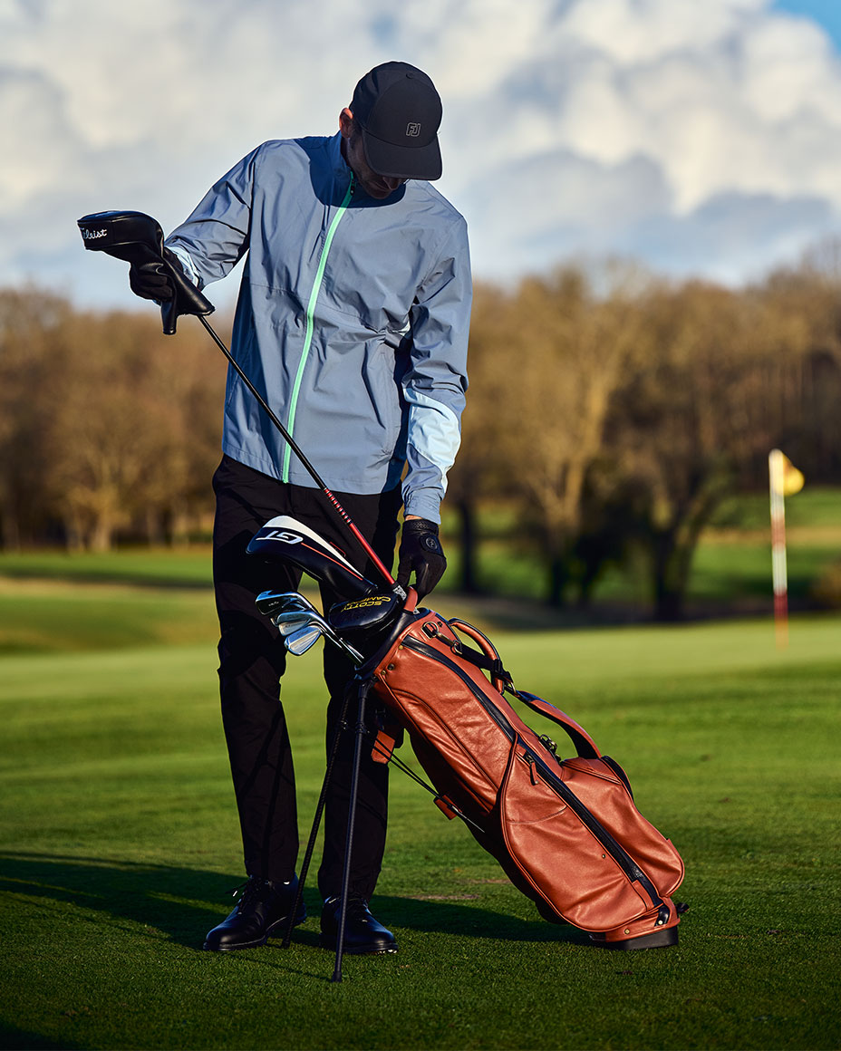 GolfClarkes's tweet image. Precision matters on the course. FootJoy engineers to handle the elements without compromising performance or style. Shop the latest FootJoy waterproofs and be ready for whatever autumn brings. ⛳️💧 

loom.ly/Q38ad34

#RefinedPerformance #WeatherReady #FootJoy