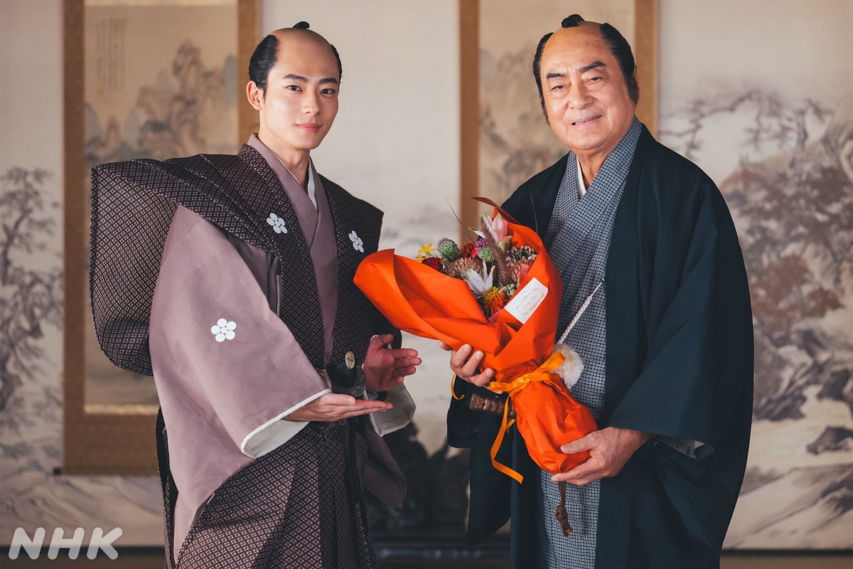 berabou_nhk's tweet image. 寛政の改革を断行する定信を諭した治貞。2人のシーンでクランクアップを迎えた #高橋英樹 さん。#井上祐貴 さんと記念のオフショットを撮影しました💐 

ドラマを見返す👇
nhk.jp/p/berabou/ts/4…

#大河べらぼう