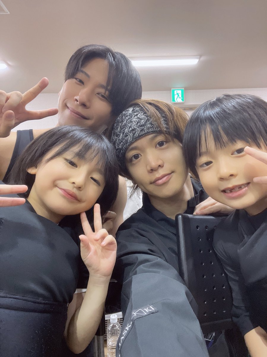 今日もみんなで頑張った！
我々の前にはかわい子ちゃん達が座ってます。

凛は前で2人が歌っていた、指を数えて
1本あります2本あります3本あります4本あります5本6本7本あります9本10本11本♪
って指が11本ある歌のトリックが分からなすぎて頭抱えてました。

#忍ミュ