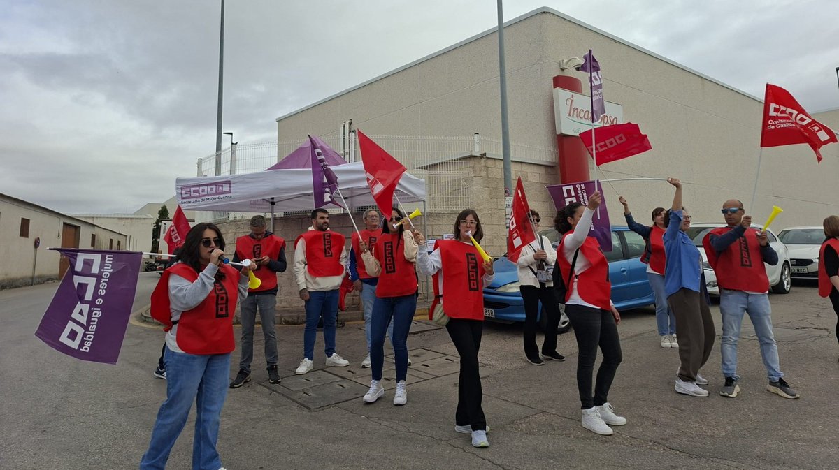 🚩Trabajadoras y trabajadores de Deshuese de Torrijos, subcontrata de Incarlopsa, se han concentrado este martes frente a la factoría de esta empresa cárnica en Tarancón  📢por un incentivo de producción justo