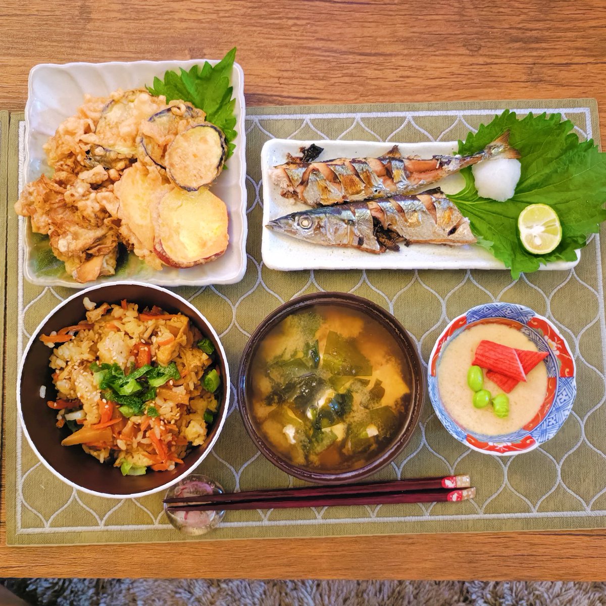 chacola_te's tweet photo. 〇さんまの塩焼き
〇天ぷら
〇茶碗蒸し

秋満喫ごはんでした🍁🍚
今日もまだまだ暑かったね〜😅
ちょっと買い出しに行っただけで
汗だく(,,> <,,)💦
お夕飯は今日も
はにちゃんと仲良く作りました🫶🏻
合作秋ごはんo(*ﾟ▽ﾟ*)人(*ﾟ▽ﾟ*)o

 #おうちごはん
 #晩ごはん
 #料理記録 https://t.co/bSShRiRpi7