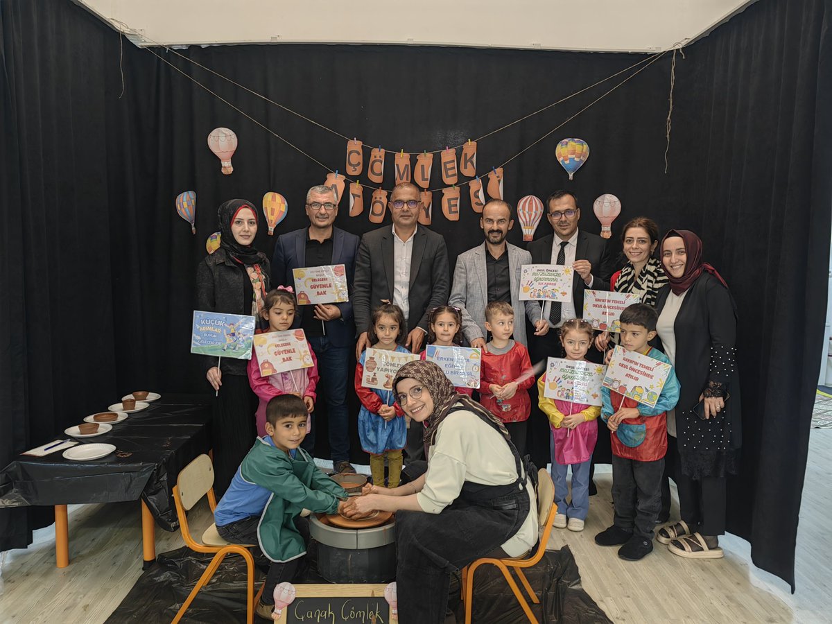 Nene Hatun Anaokulunda, okul öncesi eğitimi yaygınlaştırma projesi kapsamında; çömlek ve mutfak atölyesi, yaşam becerileri gibi alanlarda yapılan etkinliklere ilçe milli eğitim müdürümüz, şube müdürlerimiz katıldı. Emeği geçen öğretmenlerimize teşekkür ederiz.
<a href="/nevsehirmem/">Nevşehir İl Millî Eğitim Müdürlüğü</a>