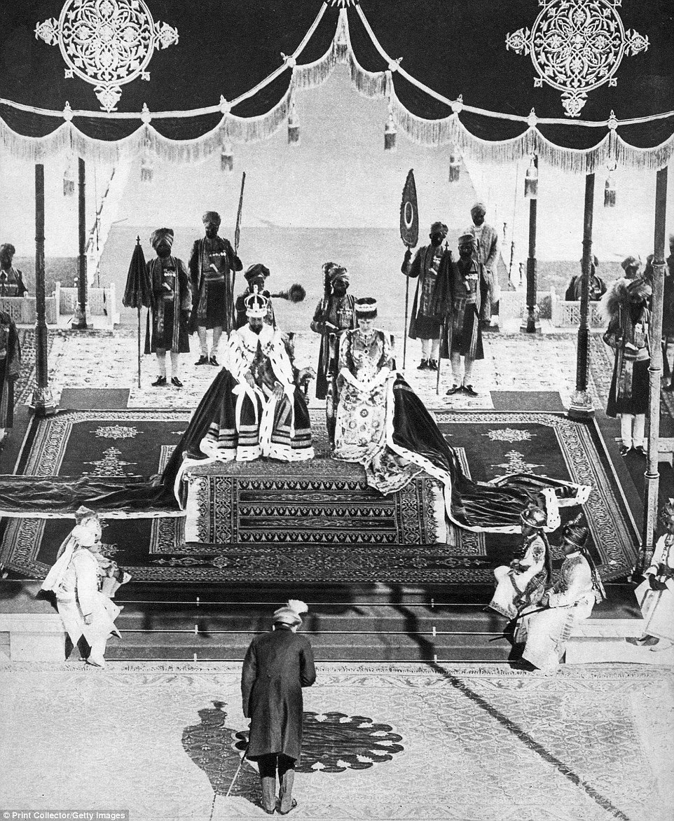 "Treasures and armies 
do not make a king.
A true king is a king within himself."

Rumi
b. 30 September 1207

Nizam of Hyderabad, Mir Osman Ali Khan, paying homage to King George V and Queen Mary during the 1911 Delhi Durbar