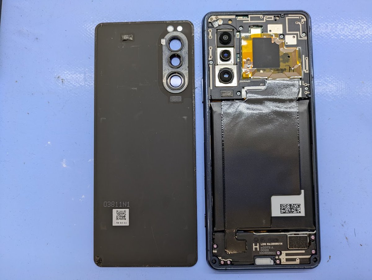 smartmax_repair's tweet image. ＃Xperia5ii
ディスプレイ表示不良修理のご依頼です。
いつも当店をご利用頂き、誠にありがとうございます。
👩‍💻🧑‍💻
最近この縦の線が出てしまう症状のご相談を多く頂いております。ナンバーシリーズの弱みですかね😭
ディスプレイの不良が原因ですので、交換して無事修理完了です✨
＃スマートまっくす