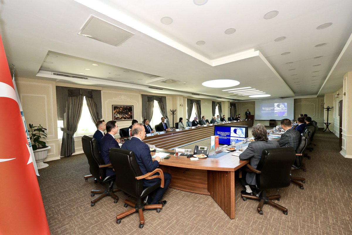 Valimiz Sayın <a href="/ahmetkarakaya37/">Ahmet Karakaya</a>, “Bitlis Nemrut Jeoparkı Genel Değerlendirme Toplantısı”na katıldı.

📌 Toplantıda, Bitlis Nemrut Kalderası (Nemrut Krater Gölü) Jeoparkı kapsamında yürütülen çalışmaların genel değerlendirmesi yapılarak önümüzdeki süreçte jeopark çalışmalarına