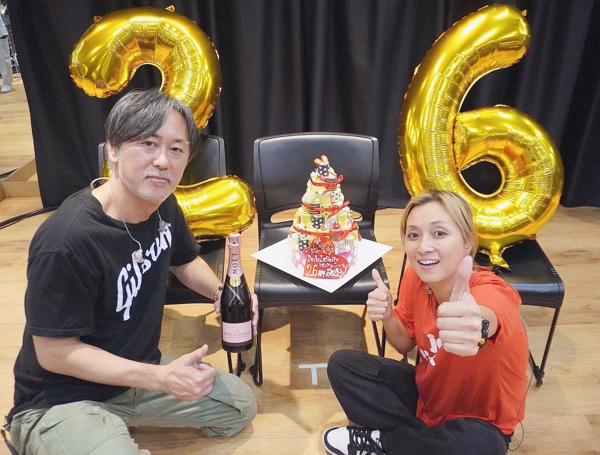 DAI_staff0929's tweet image. リハーサル終わりに1日遅れの26周年のお祝いを🥂沢山のお祝いコメントありがとうございました😭 「Do As Infinity 26th Anniversary LIVE in LINE CUBE SHIBUYA」開催まであと3日！お会い出来るのを楽しみにしております🐈
#DoAsInfinity #伴都美子　#大渡亮