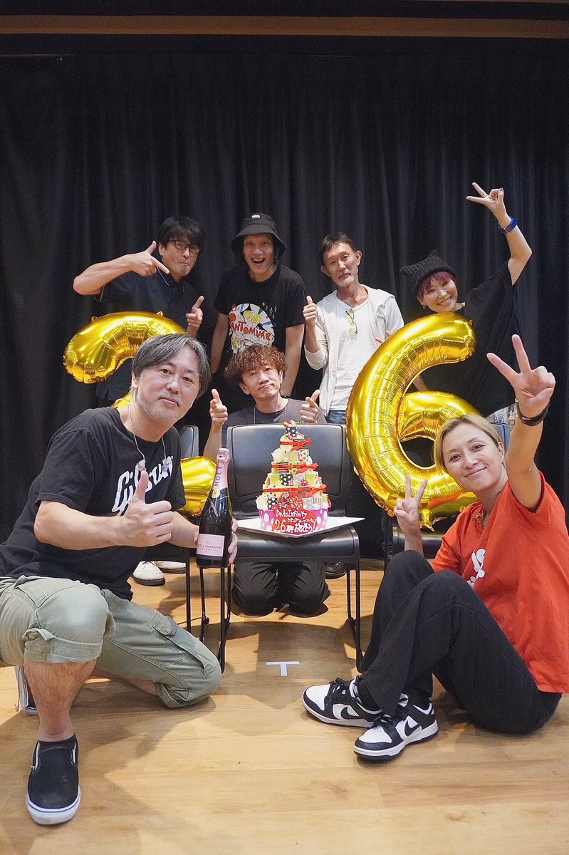 DAI_staff0929's tweet image. リハーサル終わりに1日遅れの26周年のお祝いを🥂沢山のお祝いコメントありがとうございました😭 「Do As Infinity 26th Anniversary LIVE in LINE CUBE SHIBUYA」開催まであと3日！お会い出来るのを楽しみにしております🐈
#DoAsInfinity #伴都美子　#大渡亮