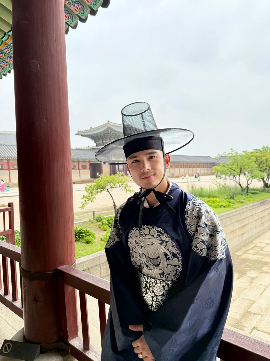 weebinuya's tweet image. After watching Bon Appétit and suddenly I’m in the Joseon dynasty ✨🍱 😂