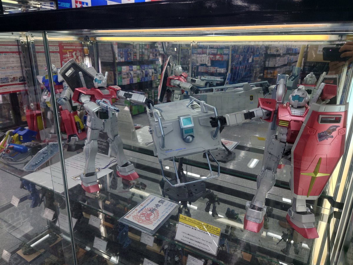 こんばんは住職です

甲府ヨドバシさんの作品入れ替え

来年の
#山梨市プラモデル作品展示会
の告知と共に
「妖怪パーツ隠し退散」御守り
も展示してみました。

しかし、ショーケースが
小さく感じるのは自分だけかな？ｗｗ