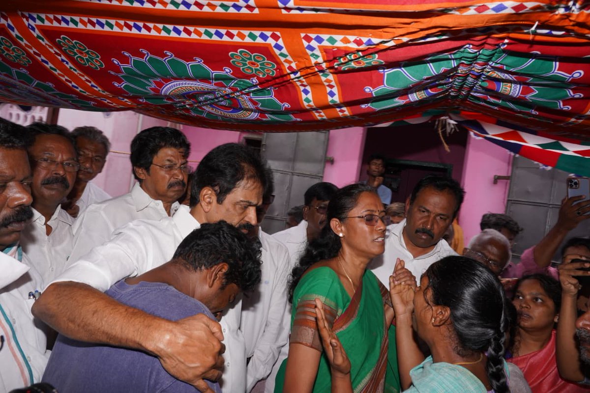 ruby_manoharan's tweet image. கரூரில் நடைபெற்ற தமிழக வெற்றிக் கழகத்தின் அரசியல் பொதுக்கூட்டத்தில் ஏற்பட்ட கூட்ட நெரிசலில் உயிரிழந்தவர்களின் குடும்பத்தினருக்கு அகில இந்திய காங்கிரஸ் பொதுச்செயலாளர் (அமைப்பு) திரு K.C. வேணுகோபால் அவர்கள் இன்று நேரில் சென்று  ஆறுதல் கூறி நிவாரணத்தொகை வழங்கினார் .

அப்போது…