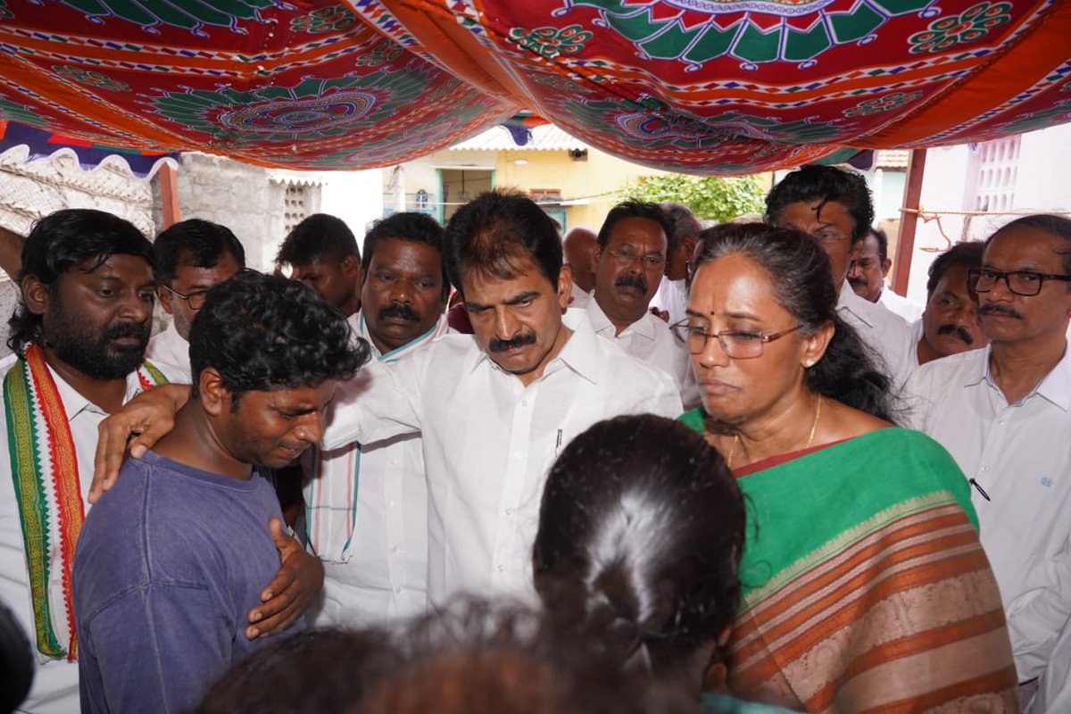 ruby_manoharan's tweet image. கரூரில் நடைபெற்ற தமிழக வெற்றிக் கழகத்தின் அரசியல் பொதுக்கூட்டத்தில் ஏற்பட்ட கூட்ட நெரிசலில் உயிரிழந்தவர்களின் குடும்பத்தினருக்கு அகில இந்திய காங்கிரஸ் பொதுச்செயலாளர் (அமைப்பு) திரு K.C. வேணுகோபால் அவர்கள் இன்று நேரில் சென்று  ஆறுதல் கூறி நிவாரணத்தொகை வழங்கினார் .

அப்போது…