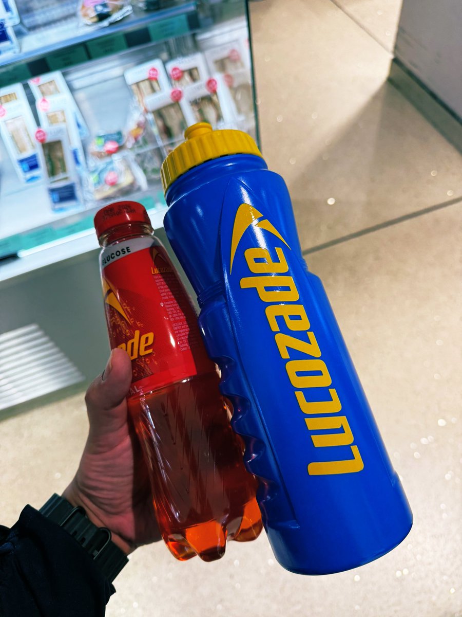 clivecastillo_'s tweet photo. Free goodies at @UniWestminster. Thank you @LucozadeEnergy @LucozadeSport ⚡️❤️ https://t.co/3EtrOJlehN