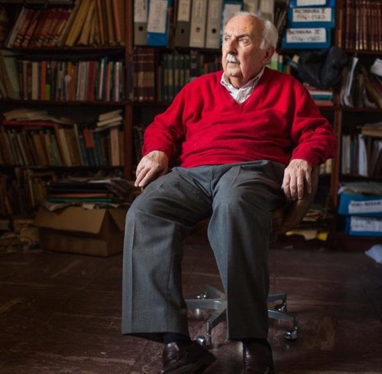 El gobierno le quitó a Norberto Galasso el reconocimiento que recibía desde 2014. 
Tiene 89 años, problemas de salud y se quedó sin su ingreso mensual. No tiene jubilación ya que la suspendió al ser nombrado “embajador cultural”.
Brutos y crueles.