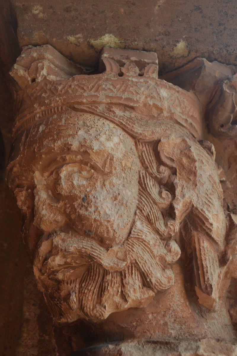 En la Iglesia de Nuestra Señora de la Asunción de Jaramillo de la Fuente #Burgos, en su galería porticada, hay un capitel muy interesante.
En él aparecen los rostros de dos figuras coronadas, una masculina y otra femenina. ¿Se representó a los monarcas castellanos de ese momento?