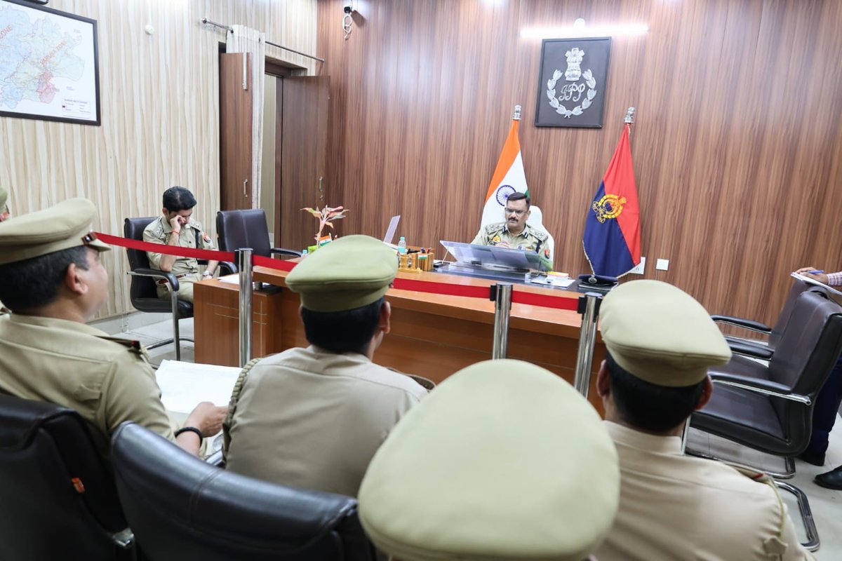 पुलिस कमिश्नरेट वाराणसी थाना  रोहनिया, सर्किल रोहनिया में नियुक्त समस्त विवेचकगण जिनके पास 6 माह से अधिक की  विवेचनाएं लंबित है, की समीक्षा की गई । शीघ्र निस्तारण हेतु सम्बन्धित को आवश्यक दिशा निर्देश दिया गया ।