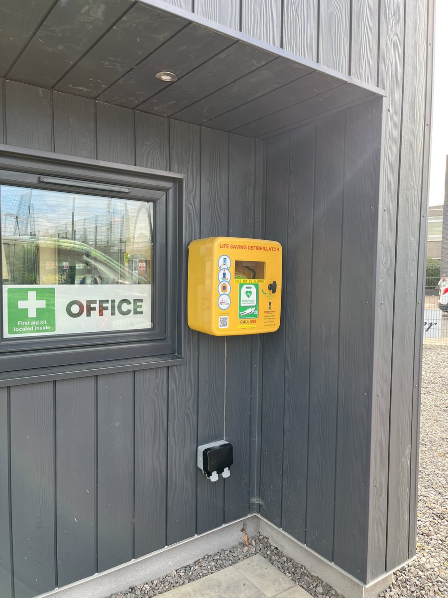 𝗗𝗲𝗳𝗶𝗯𝗿𝗶𝗹𝗹𝗮𝘁𝗼𝗿 ❤️‍🩹

Thank you to Gordon McKandie of Keiran’s Legacy for fitting the defibrillator case to The Gleaner Arena pavilion this morning.

#keiranslegacy #savinglives