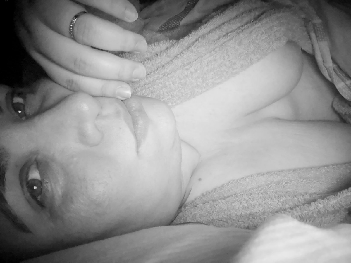 Mabelltheone's tweet image. Después de la guardia: modo zombie activado 🧟‍♀️☕️. No me hablen hasta después de la siesta. #PostGuardia #ModoOff #BuenMartes #MartesDeEnseñarLasTetas