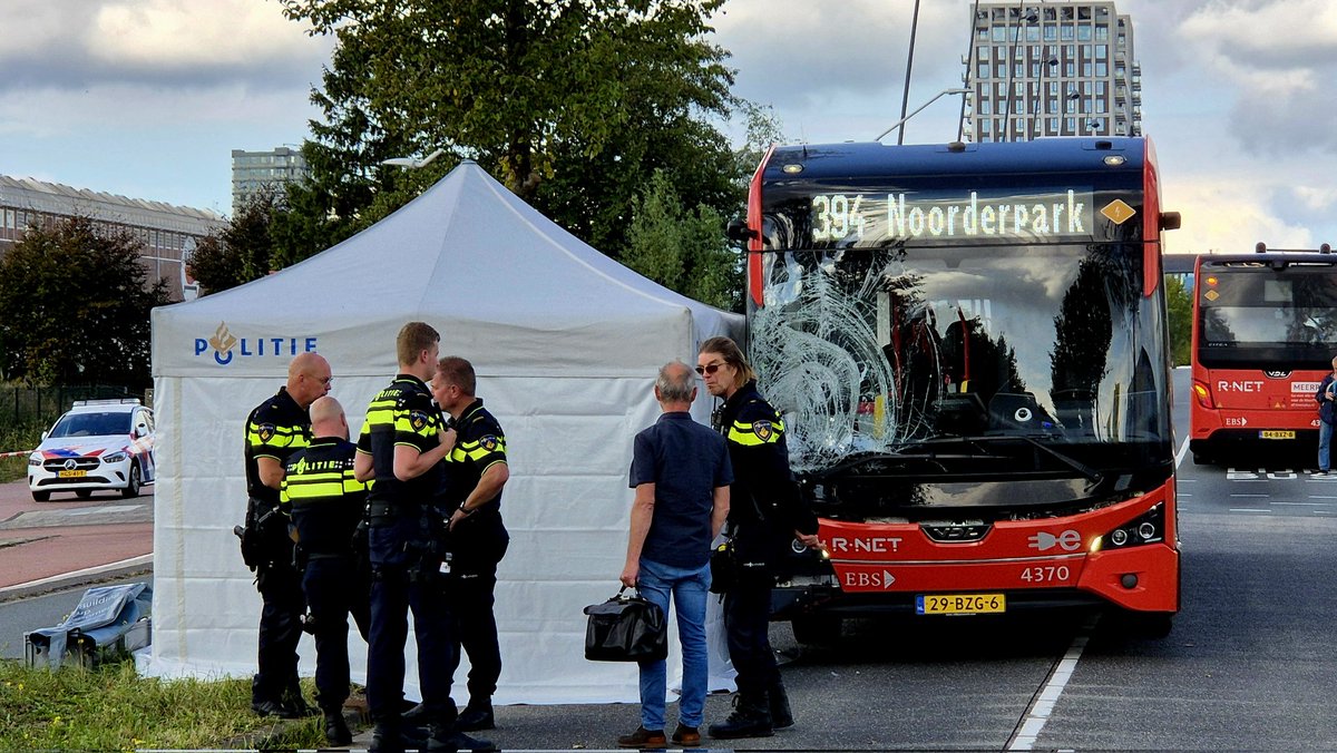 Ernstig ongeluk met lijnbus in Amsterdam Noord