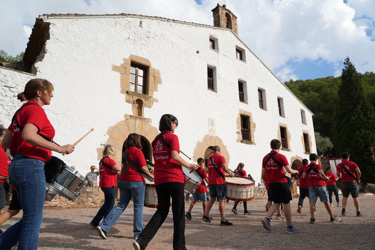 🥁🥁 El Grup de Bombos i Tambors de l'associació d'Amics de l'Ermita de Sant Miquel van tancar tots els actes de la festivitat de Sant Miquel de Veremes

📣 Com cada any, el grup toca davant de l'ermitori per la vesprada

📸 Totes les fotografies: vilafamesfotos.quickconnect.to/mo/sharing/QJC…