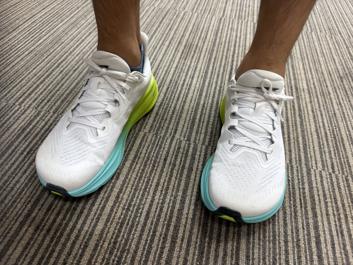 F_shokai_RC's tweet image. アルトラ エクスペリエンス フロー2
あのフットシェイプデザインも
ほどほどのスタンダードラスト
甲まわりもしっかり締まるので
ちょっと細みの足型の女性ランナーでも
フィット感するモデルです
そして、
アルトラ=ゼロドロップは古い!
こちらは4mmドロップの
入門編デイリートレーナーです!