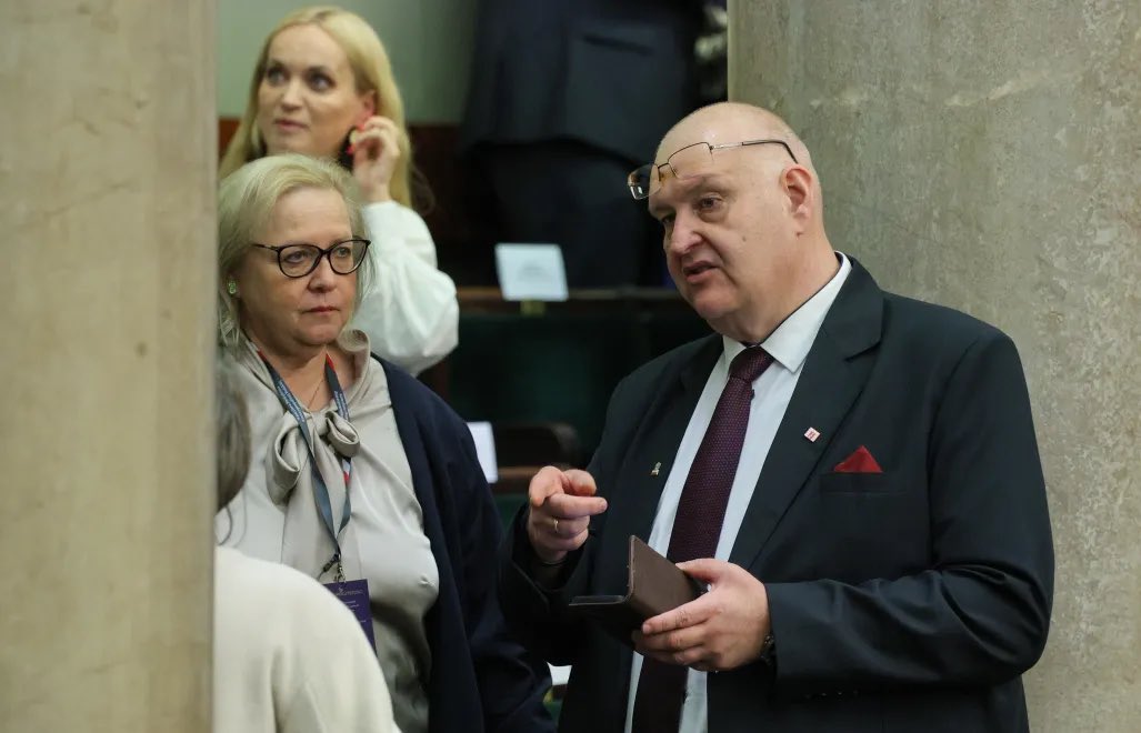 e-wrzosek #FBPE🇪🇺🇵🇱🏳️🌈#FundamentalRights (@e_wrzosek) on Twitter photo pap.pl/aktualnosci/mi…
Prokurator Generalny <a href="/w_zurek/">Waldemar Żurek</a> złożył do Trybunału Konstytucyjnego wniosek o uchylenie immunitetu b. prokuratorowi krajowemu, obecnie sędziemu TK: Bogdanowi Święczkowskiemu w związku z nadużyciem władzy na szkodę adw. <a href="/GiertychRoman/">Roman Giertych</a>
pap.pl/aktualnosci/mi… pap.pl/aktualnosci/mi…
Prokurator Generalny <a href="/w_zurek/">Waldemar Żurek</a> złożył do Trybunału Konstytucyjnego wniosek o uchylenie immunitetu b. prokuratorowi krajowemu, obecnie sędziemu TK: Bogdanowi Święczkowskiemu w związku z nadużyciem władzy na szkodę adw. <a href="/GiertychRoman/">Roman Giertych</a>
pap.pl/aktualnosci/mi…