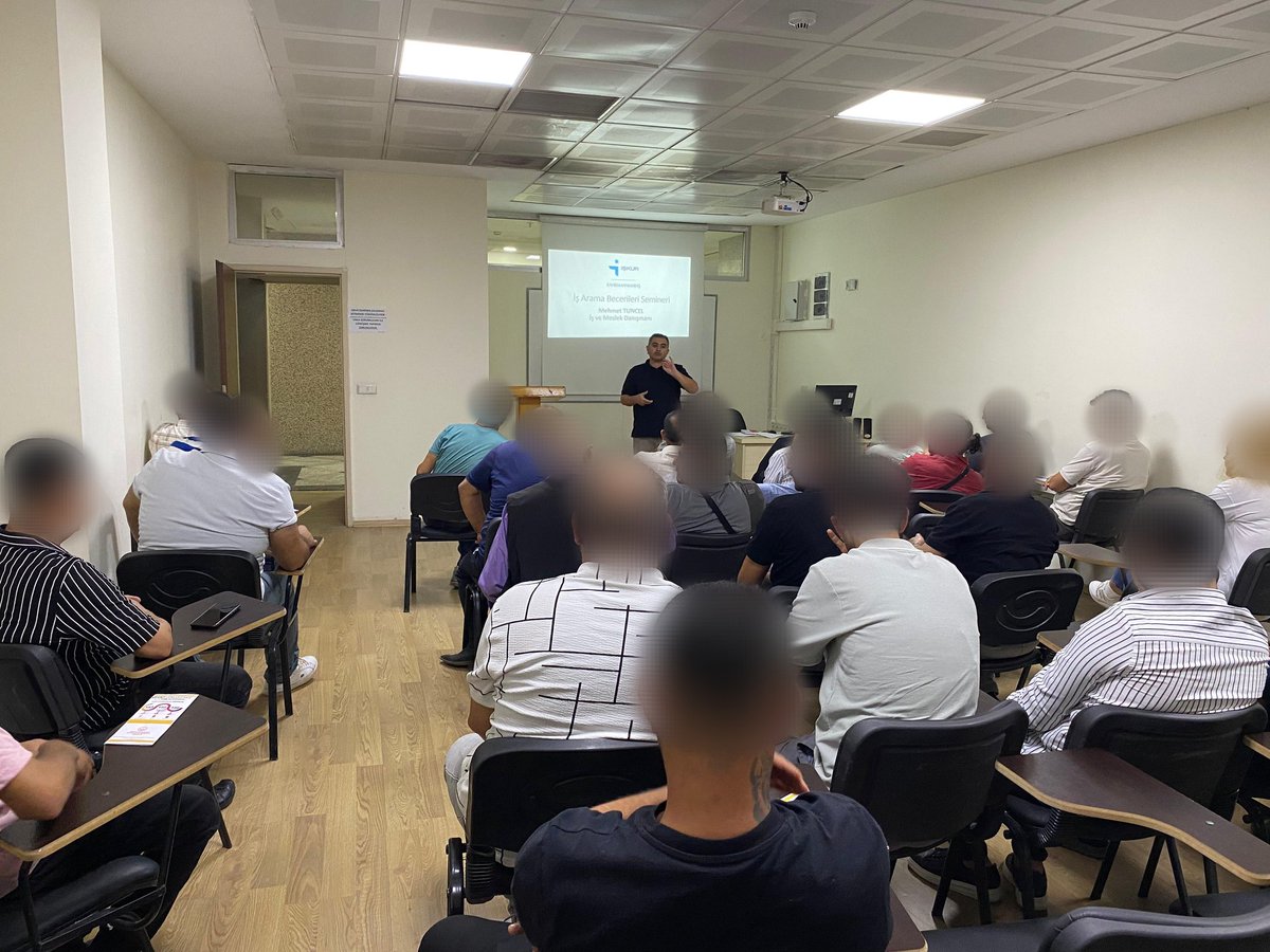 Yükümlülerin kişisel gelişimlerine katkı sağlamak, iş arama ve iş kurma süreçlerinde destek olmak amacıyla Kahramanmaraş Çalışma ve İş Kurumu İl Müdürlüğü'nde görevli iş ve meslek danışmanı Mehmet TUNCEL tarafından “İş Arama Becerileri” semineri müdürlüğümüzde düzenlendi.
