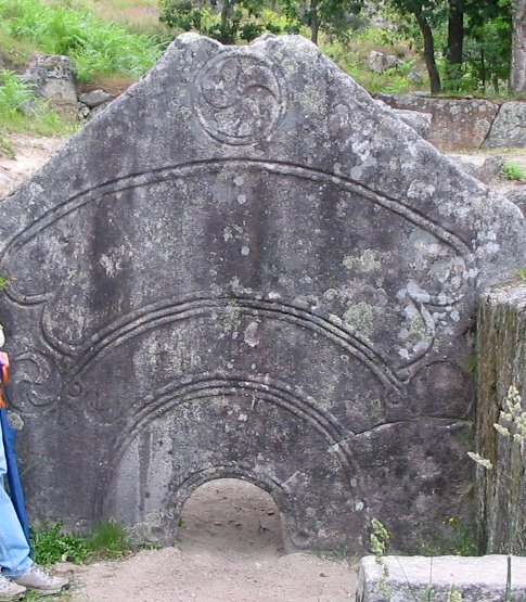 Citânia de Briteiros - Pedra Formosa (Portugal)

Conhecido desde longa data pela designação de «Pedra Formosa». Mede 2,90 de largo, por 2,28 de altura e 0,24 de espessura. Pertencia a uma edificação de carácter funerário

csarmento.uminho.pt/site/s/sms/ite…