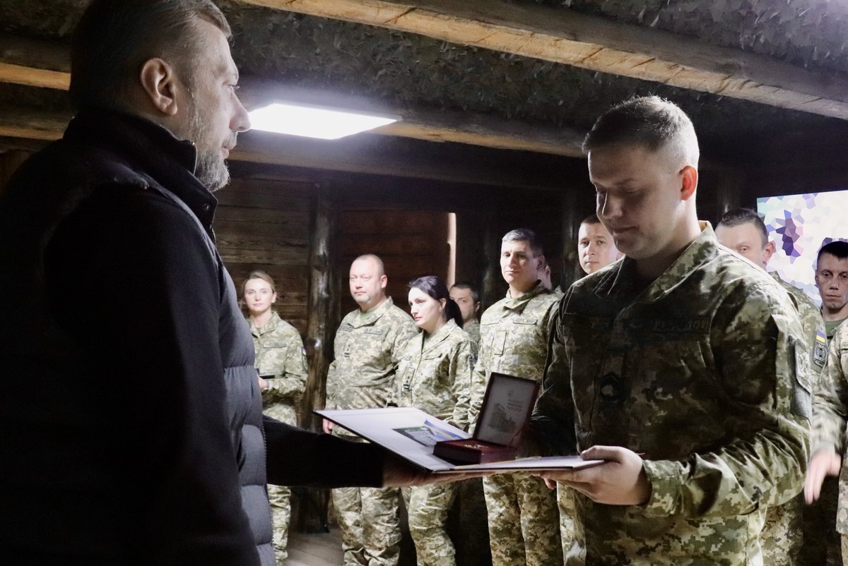 V_Chaus's tweet image. Напередодні Дня Захисників і  Захисниць України - з бійцями 105 прикордонного загону імені князя Володимира Великого. 

Мав за честь передати урядові нагороди і відзнаки від ОВА. 

Тисну руку кожному і кожній, хто сьогодні в лавах прикордонників🤝