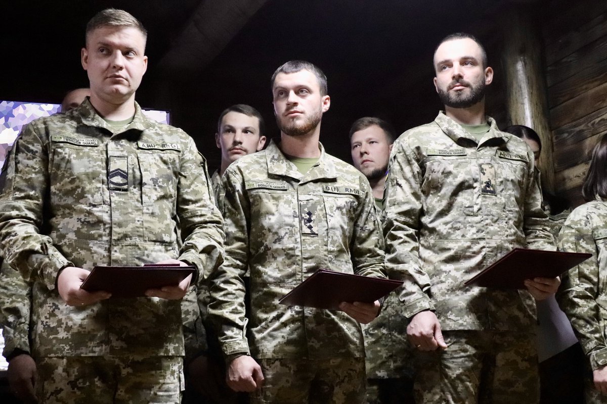 V_Chaus's tweet image. Напередодні Дня Захисників і  Захисниць України - з бійцями 105 прикордонного загону імені князя Володимира Великого. 

Мав за честь передати урядові нагороди і відзнаки від ОВА. 

Тисну руку кожному і кожній, хто сьогодні в лавах прикордонників🤝