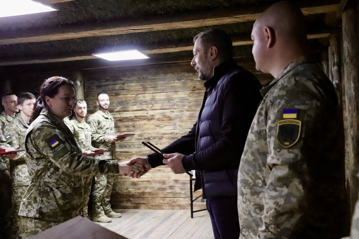 V_Chaus's tweet image. Напередодні Дня Захисників і  Захисниць України - з бійцями 105 прикордонного загону імені князя Володимира Великого. 

Мав за честь передати урядові нагороди і відзнаки від ОВА. 

Тисну руку кожному і кожній, хто сьогодні в лавах прикордонників🤝