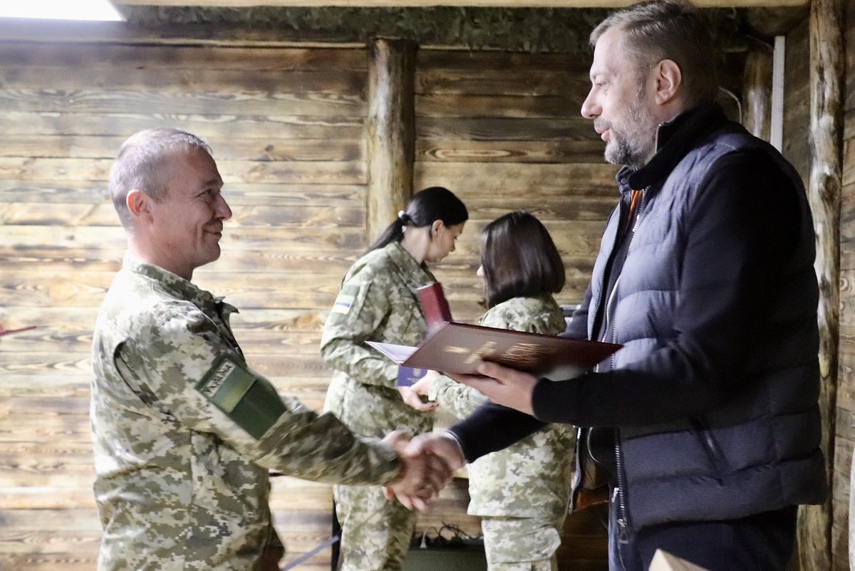 V_Chaus's tweet image. Напередодні Дня Захисників і  Захисниць України - з бійцями 105 прикордонного загону імені князя Володимира Великого. 

Мав за честь передати урядові нагороди і відзнаки від ОВА. 

Тисну руку кожному і кожній, хто сьогодні в лавах прикордонників🤝