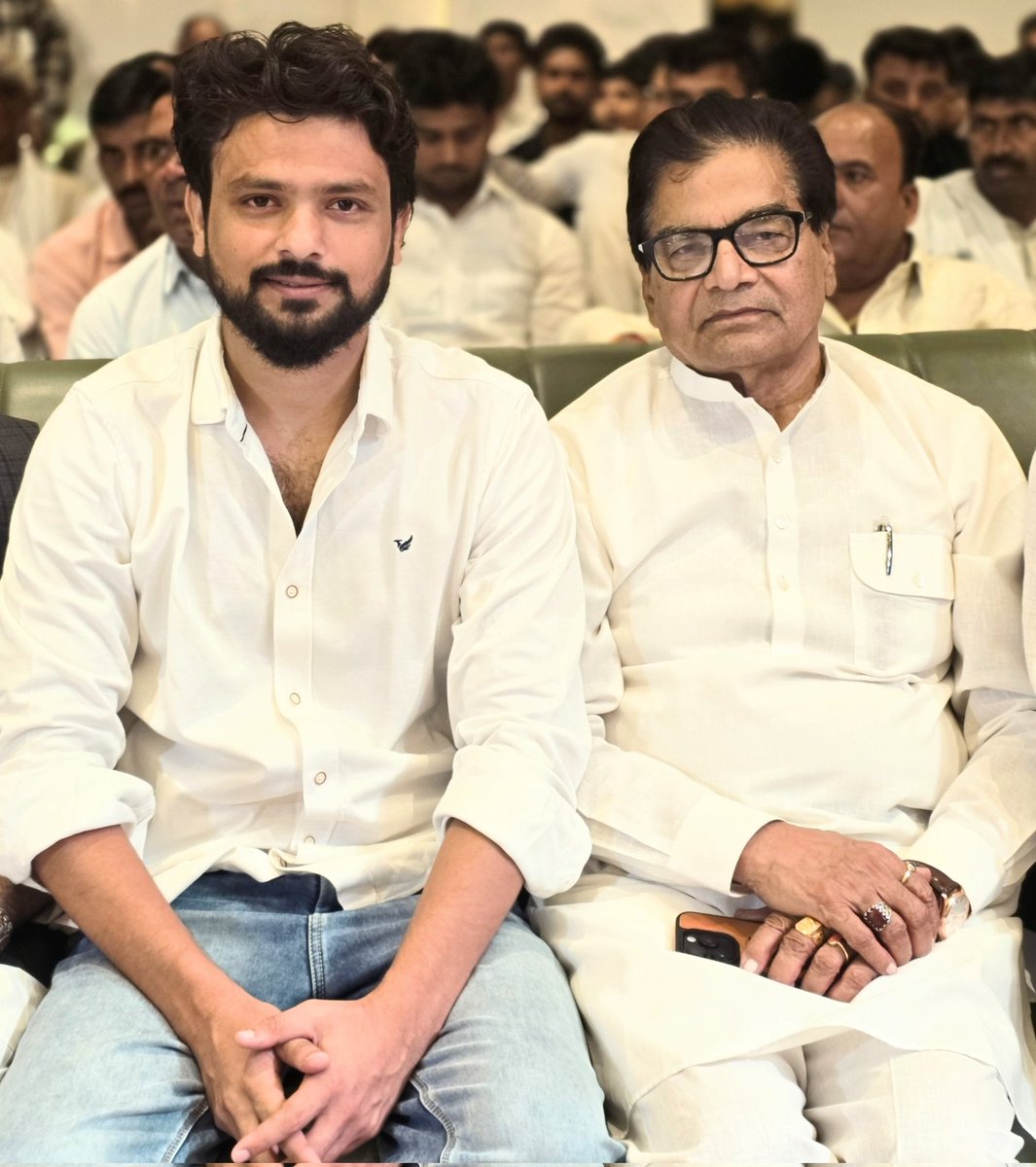 आज प्रोफ़ेसर रामगोपाल यादव जी से मुलाक़ात हुई। 

प्रोफ़ेसर साहब समाजवादी पार्टी के दिग्गज़ नेता हैं, यह ज़मीन से लेकर राजनीति के शीर्ष स्तर तक तगड़ी पकड़ रखने वाले नेता हैं।

प्रोफ़ेसर साहब राजनीति में डिजिटल प्लेटफॉर्म और सोशल मीडिया के महत्व को बख़ूबी समझते हैं यही वजह है कि