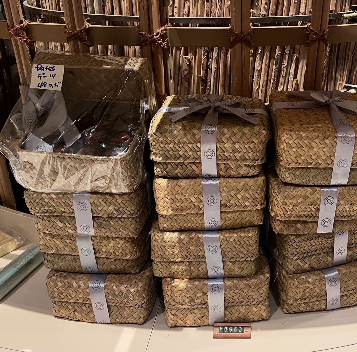 HotelJapanese's tweet image. 万博 9/2919:25

UAE館で販売のデーツが美味しいと聞いて購入しました。とても美味しいです。48粒入り6,950円

いつもはいかりスーパーで販売のUAEのデーツ（約40粒入り 637円）を食べてますが、柔らかさ 優しい甘みが異なりました。写真の左がUAE館のデーツです。

#UAE館
#デーツ  #Dates