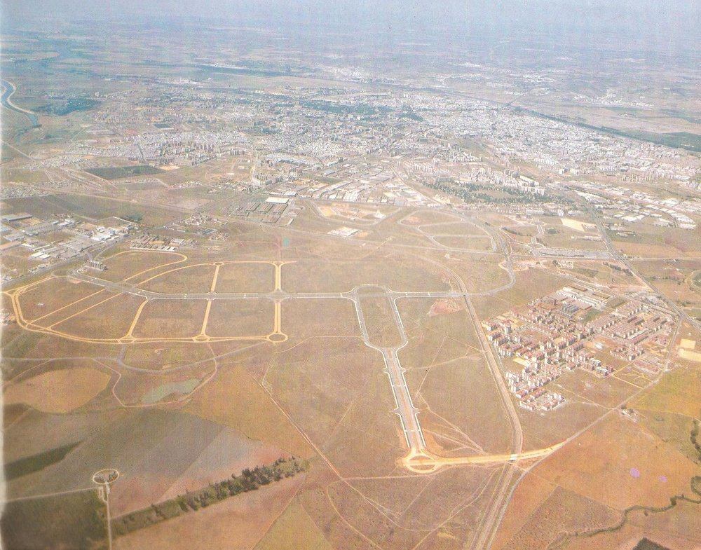 Imagen de 1988 de los suelos que son hoy Sevilla Este. En tres décadas este distrito se ha convertido en el más poblado de la ciudad con 110.000 habitantes. Sevilla entera no puede esperar a que su metro avance tramo por tramo, línea por línea. Es urgente empezar ya también la L2