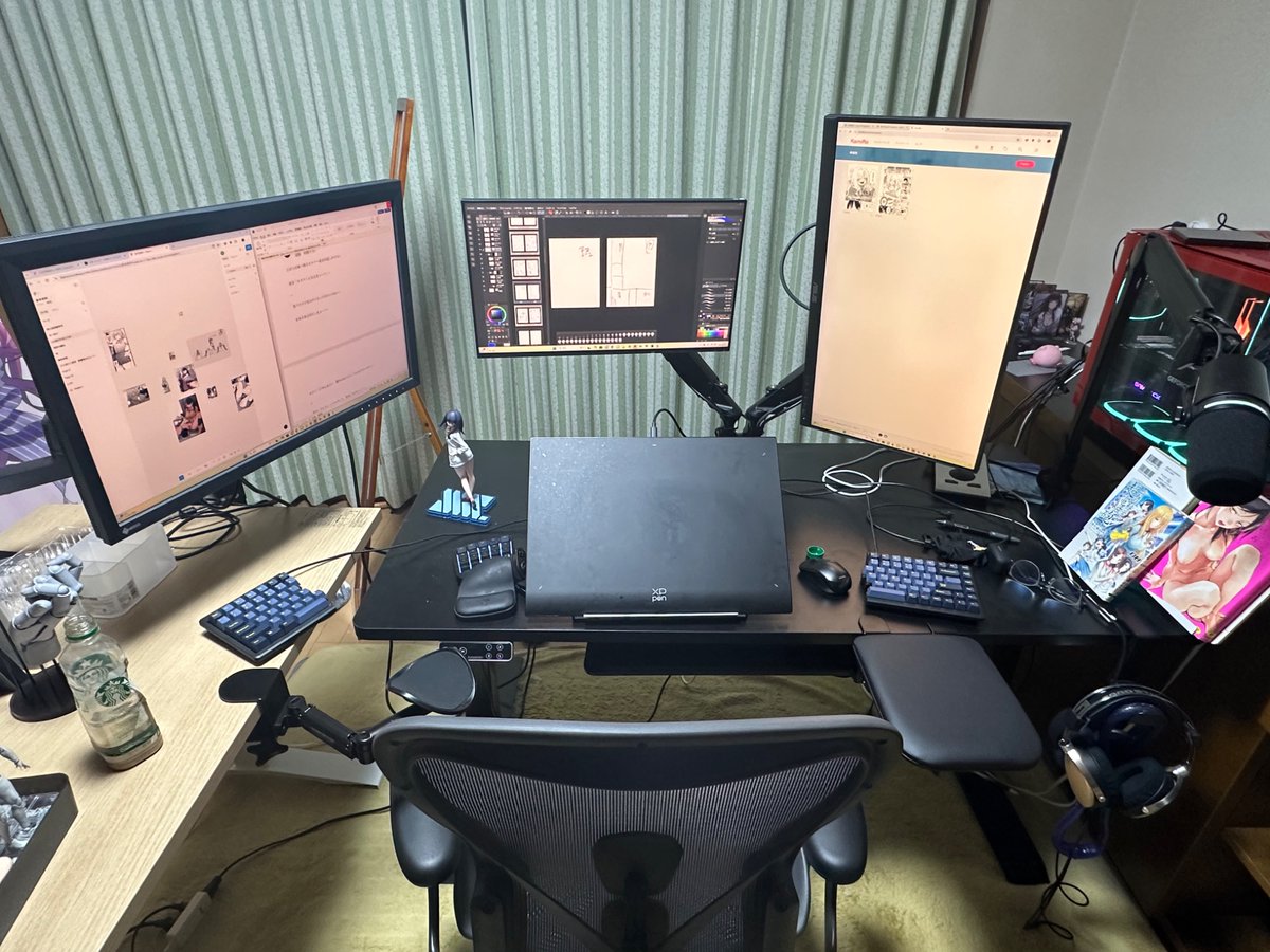 作業机
背中の凝り改善のために分割キーボードと肘おきを導入した