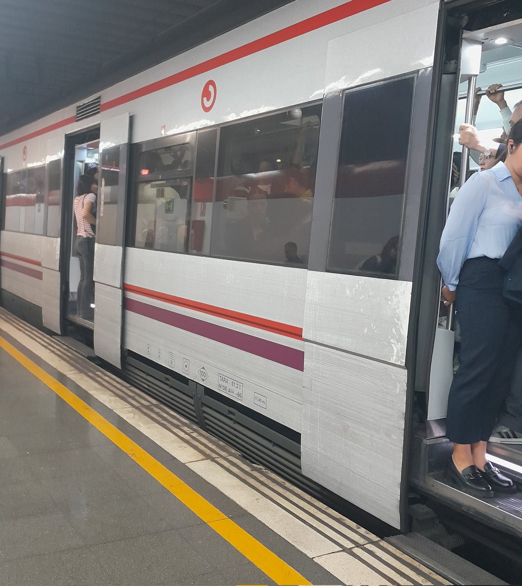 <a href="/MadridDecadente/">MADRID DECADENTE</a> <a href="/manuelabergerot/">Manuela Bergerot</a> <a href="/MasMadrid__/">Más Madrid</a> <a href="/PSOEMCiudad/">PSOE Madrid Ciudad</a> <a href="/oscarlopeztwit/">Oscar López Agueda</a> <a href="/espinar_mar/">Mar Espinar</a> <a href="/RamonEspinar/">Ramón Espinar 🇵🇸</a> <a href="/RbSotomayor/">Roberto Sotomayor 🔻</a> <a href="/Tyrexito/">Mauro Entrialgo</a> <a href="/oscar_puente_/">Óscar Puente</a> <a href="/ChuleriaMadrid/">Madrileños.</a> Esa imagen no es de Madrid.
Por cierto!! en el <a href="/CercaniasMadrid/">Cercanías Madrid</a> ,transporte que cojo a diario, no hay dia que no haya problemas y sí, también hacen falta empujadores.
He tenido que dejar pasar dos trenes hoy, uno a la ida y otro a la vuelta del trabajo.
Y renfe no esta en obras