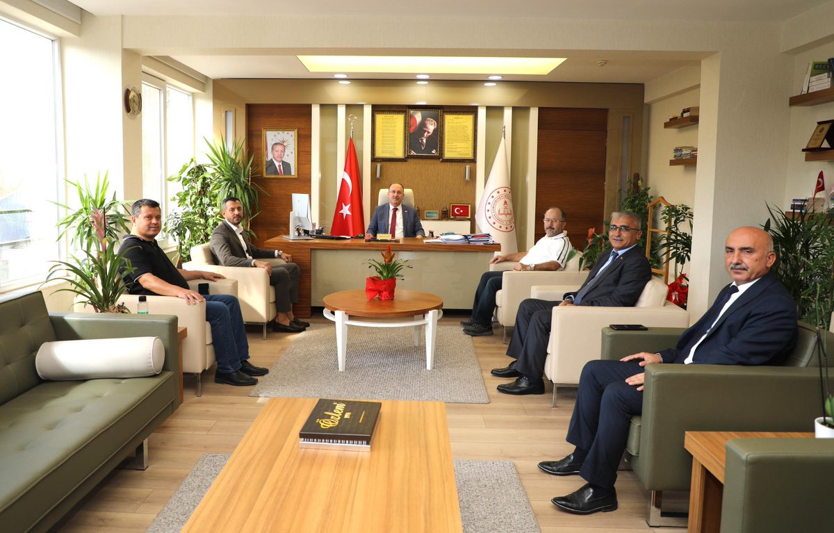 Ak Parti İlçe Başkanımız Ahmet SÖKER, İmam Hatip Okulları Dernek Başkanımız İzzet YILMAZ ve Dernek Üyesi Mesut SARIKAYA ile birlikte İl Milli Eğitim Müdürümüz Sayın Mehmet Yasin ERİŞ'i ziyaret ettik. 
Sayın Müdürümüz ve başkanlarımıza şükranlarımı sunarım.